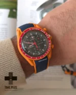 ساعت مچی زنانه امگاسواچ مدل Mission to Mars ترکیبی از نارنجی و قرمز الهام گرفته از رنگ‌های سیاره مریخ