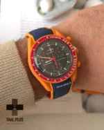 ساعت مچی زنانه امگاسواچ مدل Mission to Mars ترکیبی از نارنجی و قرمز الهام گرفته از رنگ‌های سیاره مریخ