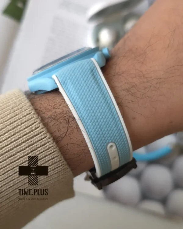 ساعت مچی زنانه امگاسواچ مدل Mission To Uranus ترکیب آبی آسمانی و سفید الهام گرفته از رنگ‌های سیاره اورانوس