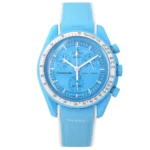 ساعت مچی زنانه امگاسواچ مدل Mission To Uranus ترکیب آبی آسمانی و سفید الهام گرفته از رنگ‌های سیاره اورانوس