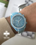 ساعت مچی مردانه امگاسواچ مدل Mission To Uranus ترکیب آبی آسمانی و سفید الهام گرفته از رنگ‌های سیاره اورانوس