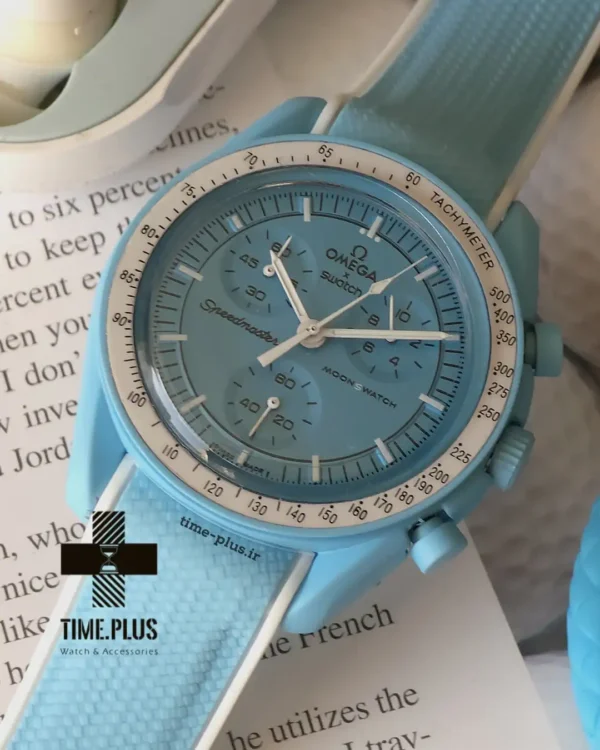 ساعت مچی مردانه امگاسواچ مدل Mission To Uranus ترکیب آبی آسمانی و سفید الهام گرفته از رنگ‌های سیاره اورانوس