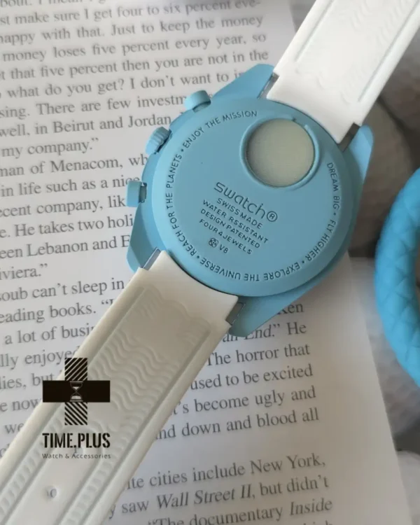 ساعت مچی مردانه امگاسواچ مدل Mission To Uranus ترکیب آبی آسمانی و سفید الهام گرفته از رنگ‌های سیاره اورانوس