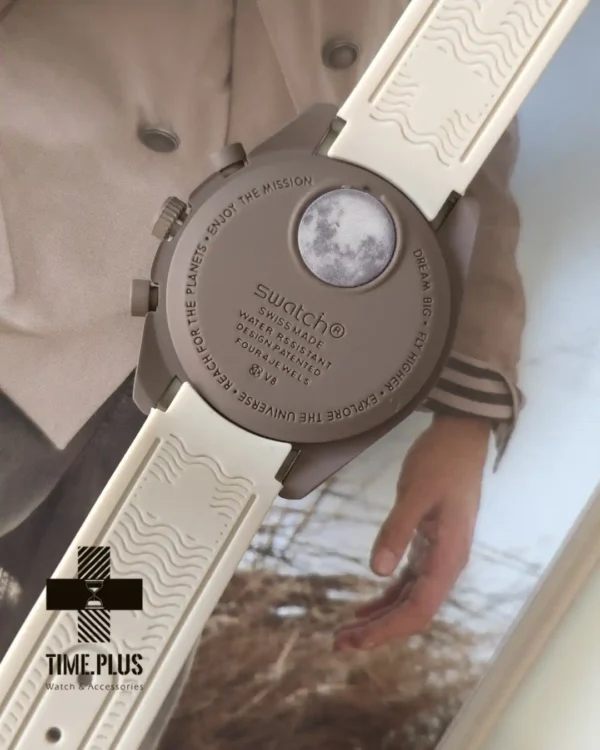 ساعت مچی مردانه امگاسواچ مدل Mission to Saturn ترکیب قهوه‌ای و کرم الهام گرفته از رنگ‌های سیاره زحل