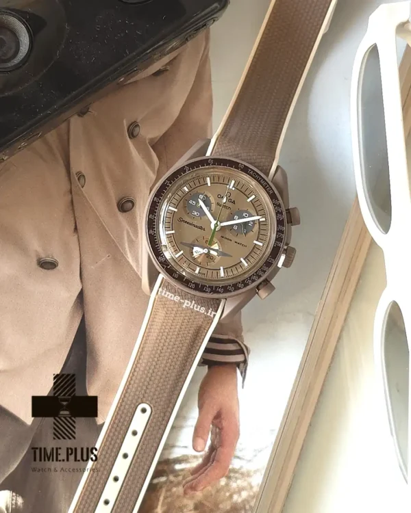 ساعت مچی مردانه امگاسواچ مدل Mission to Saturn ترکیب قهوه‌ای و کرم الهام گرفته از رنگ‌های سیاره زحل