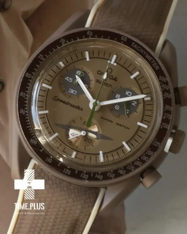 ساعت مچی مردانه امگاسواچ مدل Mission to Saturn ترکیب قهوه‌ای و کرم الهام گرفته از رنگ‌های سیاره زحل