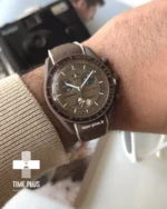 ساعت مچی مردانه امگاسواچ مدل Mission to Saturn ترکیب قهوه‌ای و کرم الهام گرفته از رنگ‌های سیاره زحل