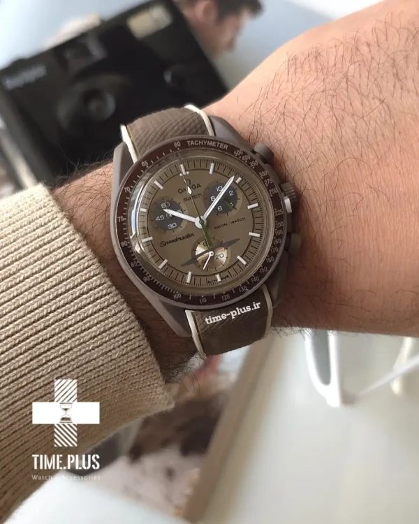 ساعت مچی مردانه امگاسواچ مدل Mission to Saturn ترکیب قهوه‌ای و کرم الهام گرفته از رنگ‌های سیاره زحل